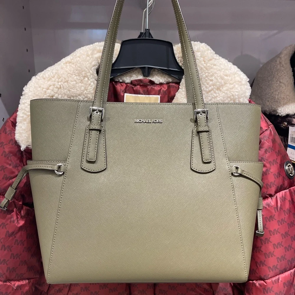 MICHAEL KORS Voyager Large Saffiano Leather EW Tote Shoulder Bag
Olive
NWT - Picture 14 of 16